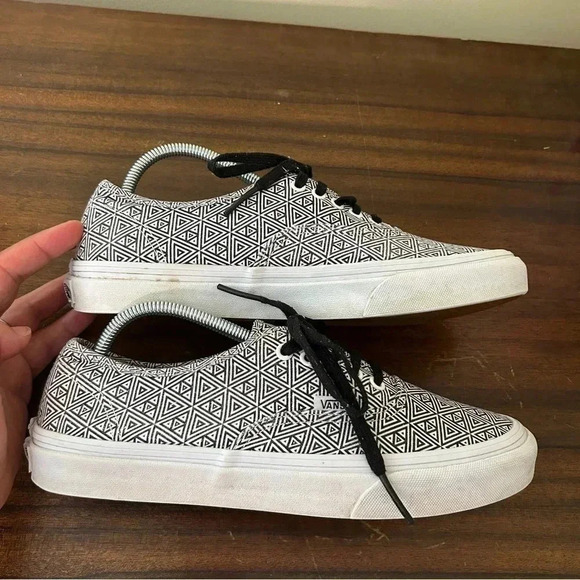 Vans Unisex Geometric Triangle Black and White Athletic Shoes - Picture 4 of 9